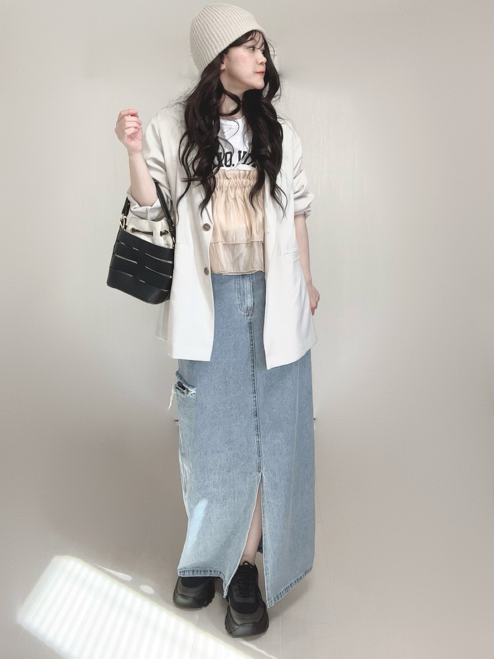 ホワイト系のテーラードジャケット、オレンジ系のキャミソール、ホワイト系のTシャツ/カットソーを着用したレディースの春コーディネートの2枚目の写真