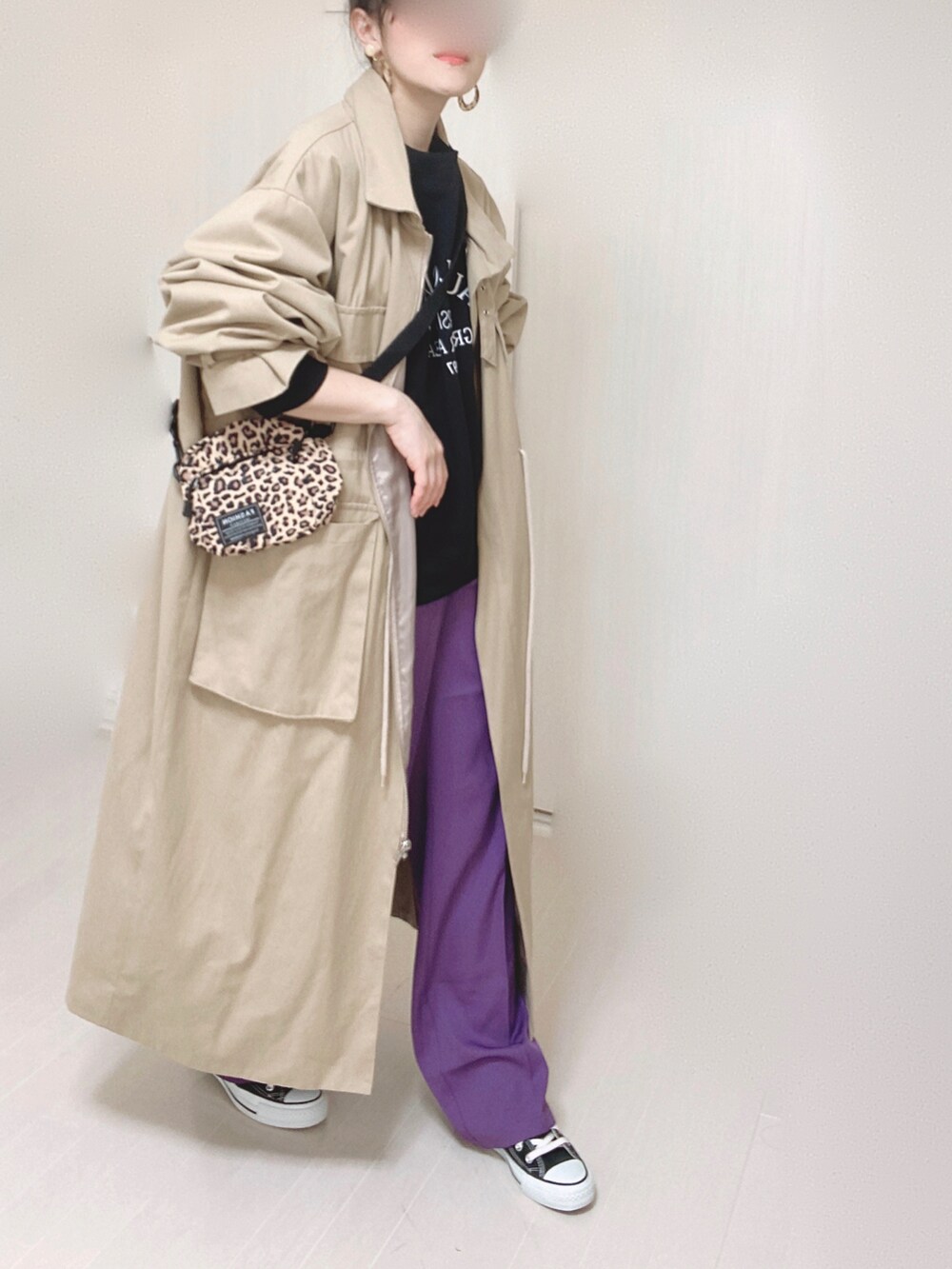 ブラック系のスウェット、パープル系のスラックス、ベージュ系のその他アウターを着用したレディースの秋コーディネートの4枚目の写真