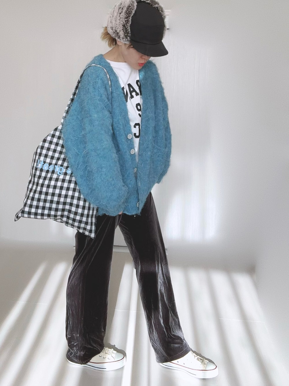 グレー系のその他パンツ、ホワイト系のTシャツ/カットソー、ホワイト系のスニーカーを着用したレディースの冬コーディネートの4枚目の写真