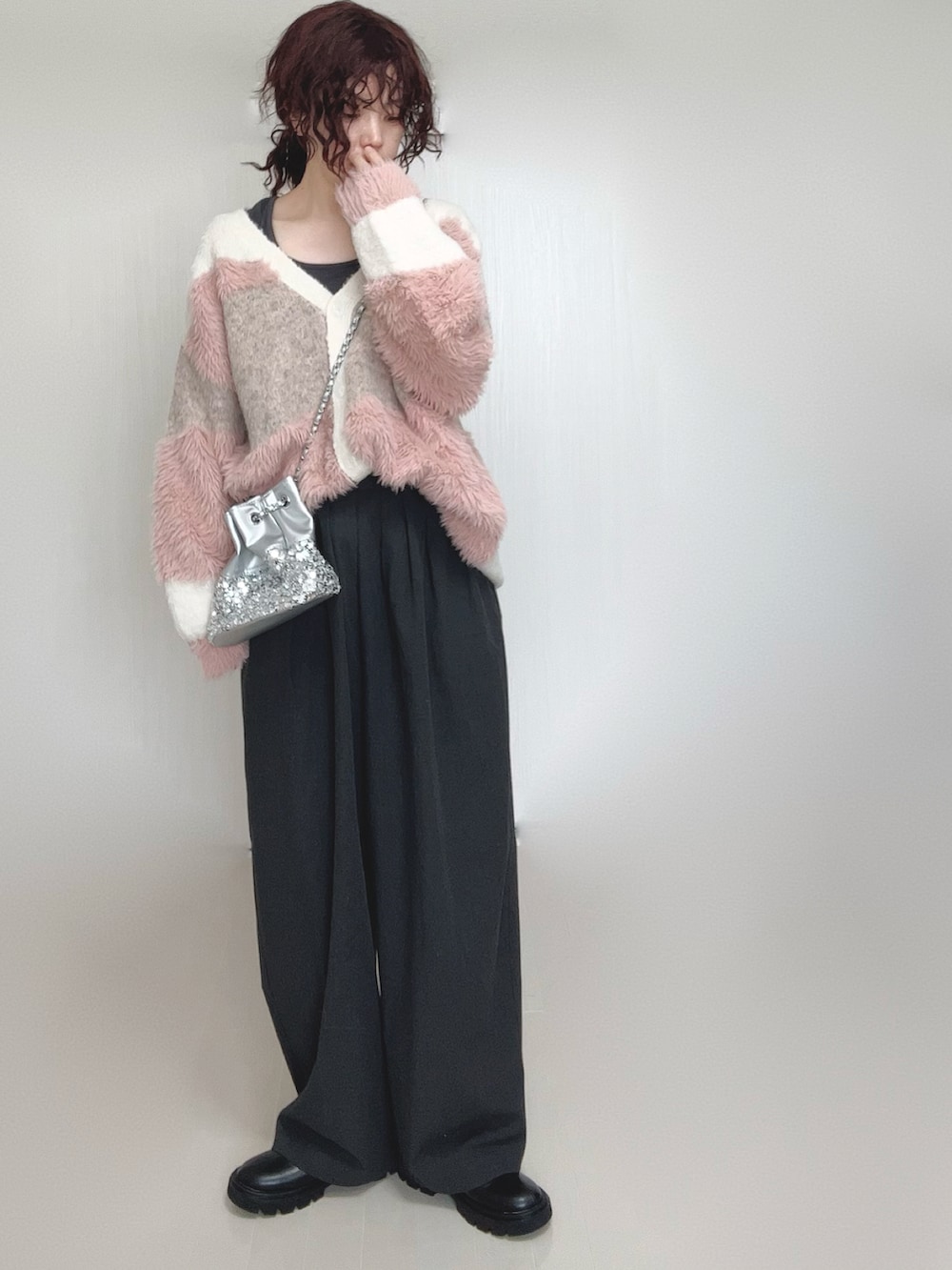 ホワイト系のカーディガン/ボレロ、ブラック系のブーツ、シルバー系のショルダーバッグを着用したレディースの秋コーディネートの4枚目の写真