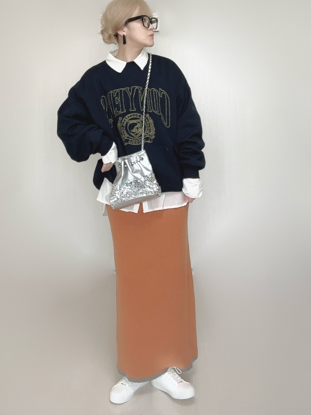 ブルー系のスウェット、ホワイト系のシャツ/ブラウス、シルバー系のショルダーバッグを着用したレディースの秋コーディネートの2枚目の写真