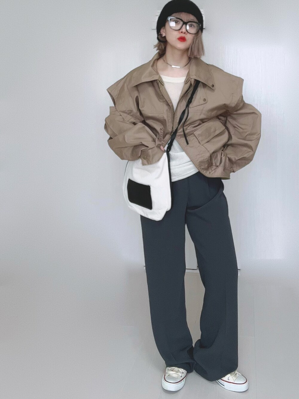 ベージュ系のジャケット/アウター、ホワイト系のTシャツ/カットソー、ホワイト系のショルダーバッグを着用したレディースの冬コーディネートの4枚目の写真