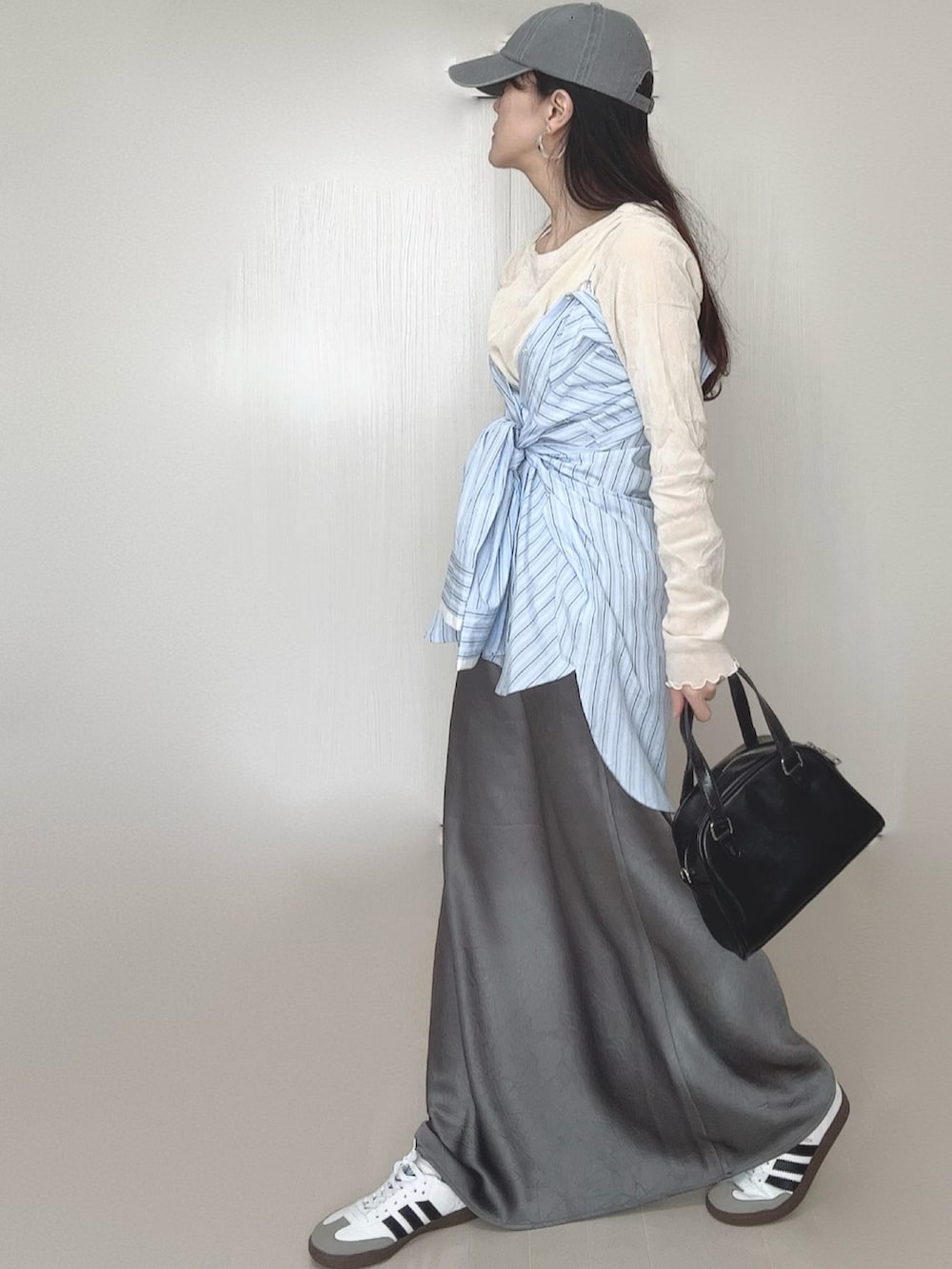 ブルー系のシャツ/ブラウス、グレー系のスカート、ブラック系のボストンバッグを着用したレディースの冬コーディネートの5枚目の写真