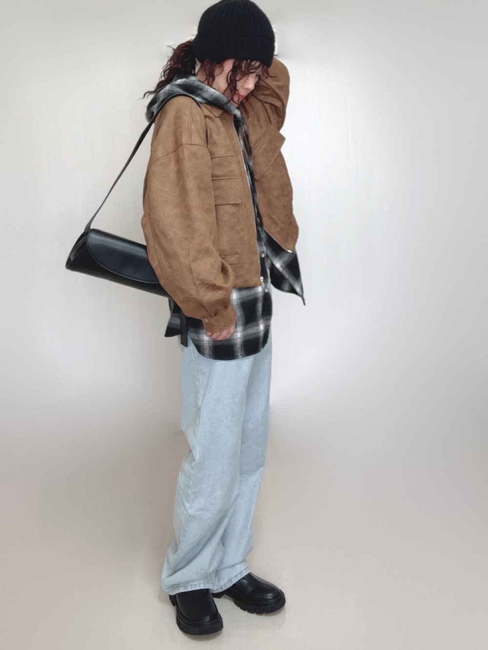 ブラック系のシャツ/ブラウス、ベージュ系のブルゾン、ブラック系のブーツを着用したレディースの秋コーディネートの2枚目の写真