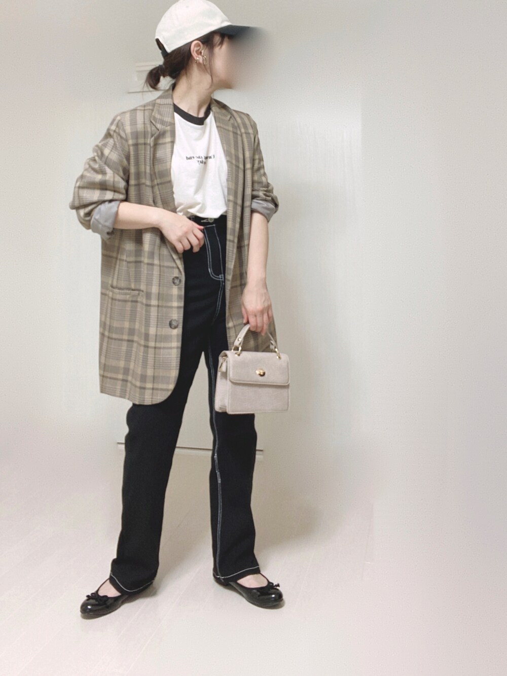ベージュ系のテーラードジャケット、ベージュ系のショルダーバッグ、ブラック系のバレエシューズを着用したレディースの夏コーディネートの4枚目の写真