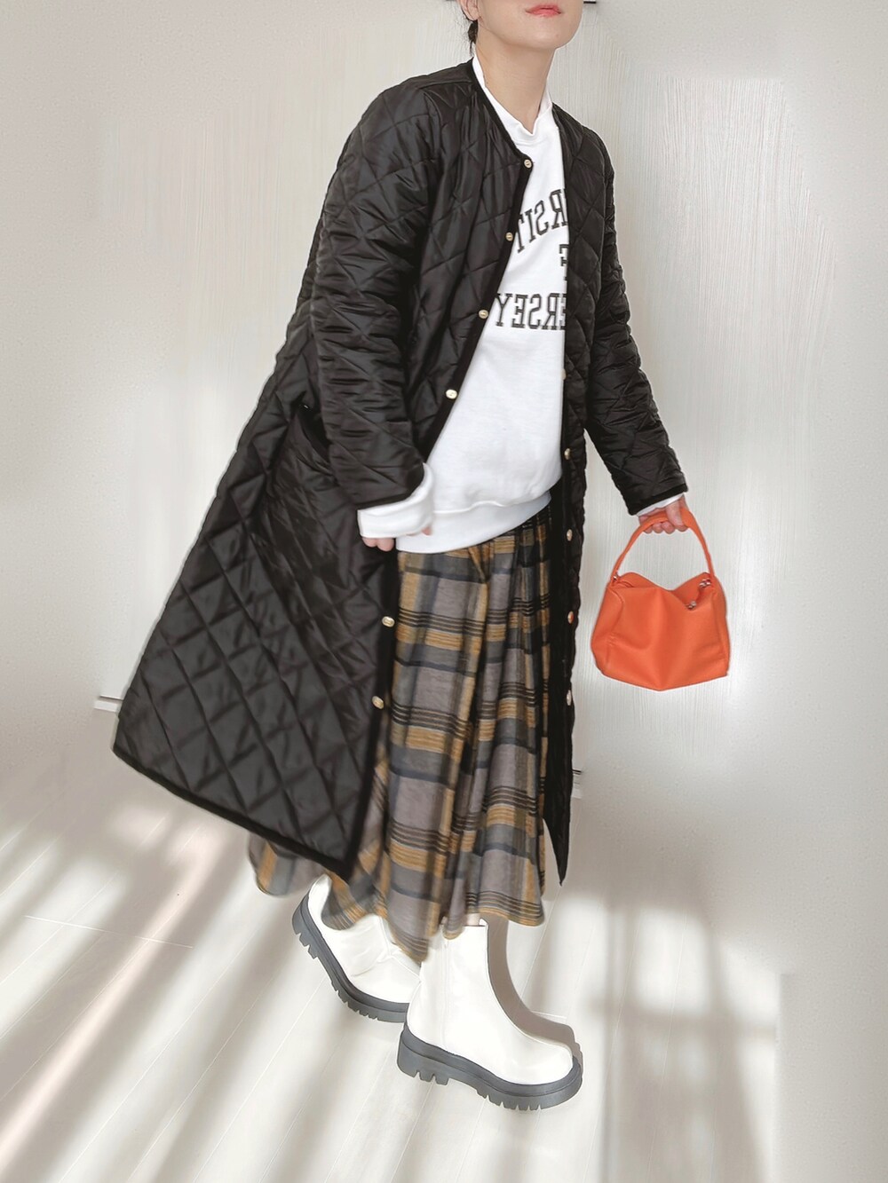 ブラック系のその他アウター、ホワイト系のスウェット、イエロー系のスカートを着用したレディースの冬コーディネートの5枚目の写真