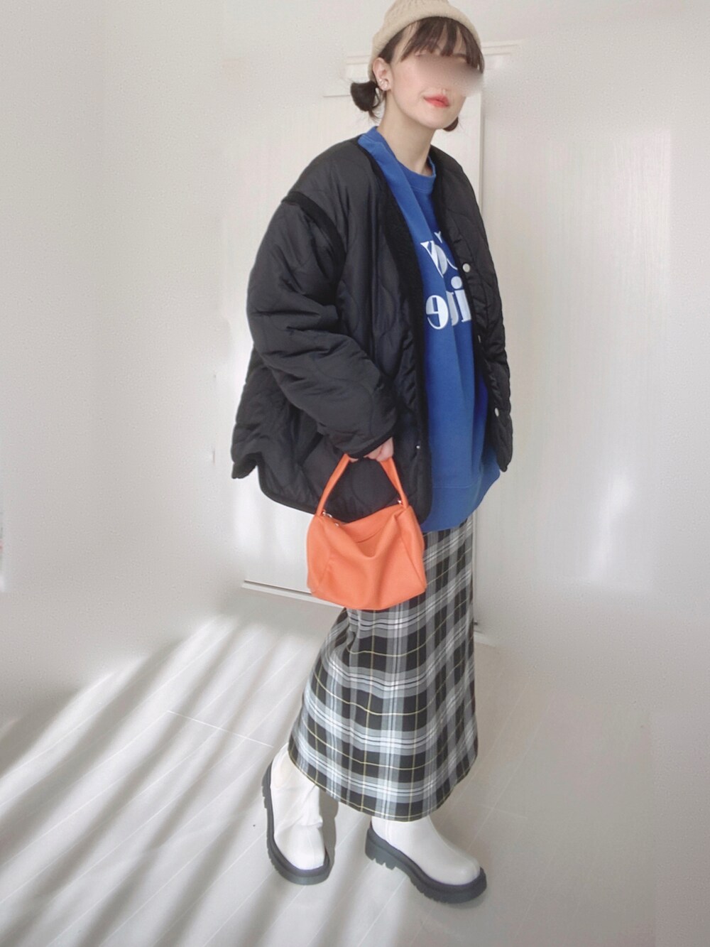 ブラック系のブルゾン、ブルー系のスウェット、ブラック系のスカートを着用したレディースの冬コーディネートの5枚目の写真