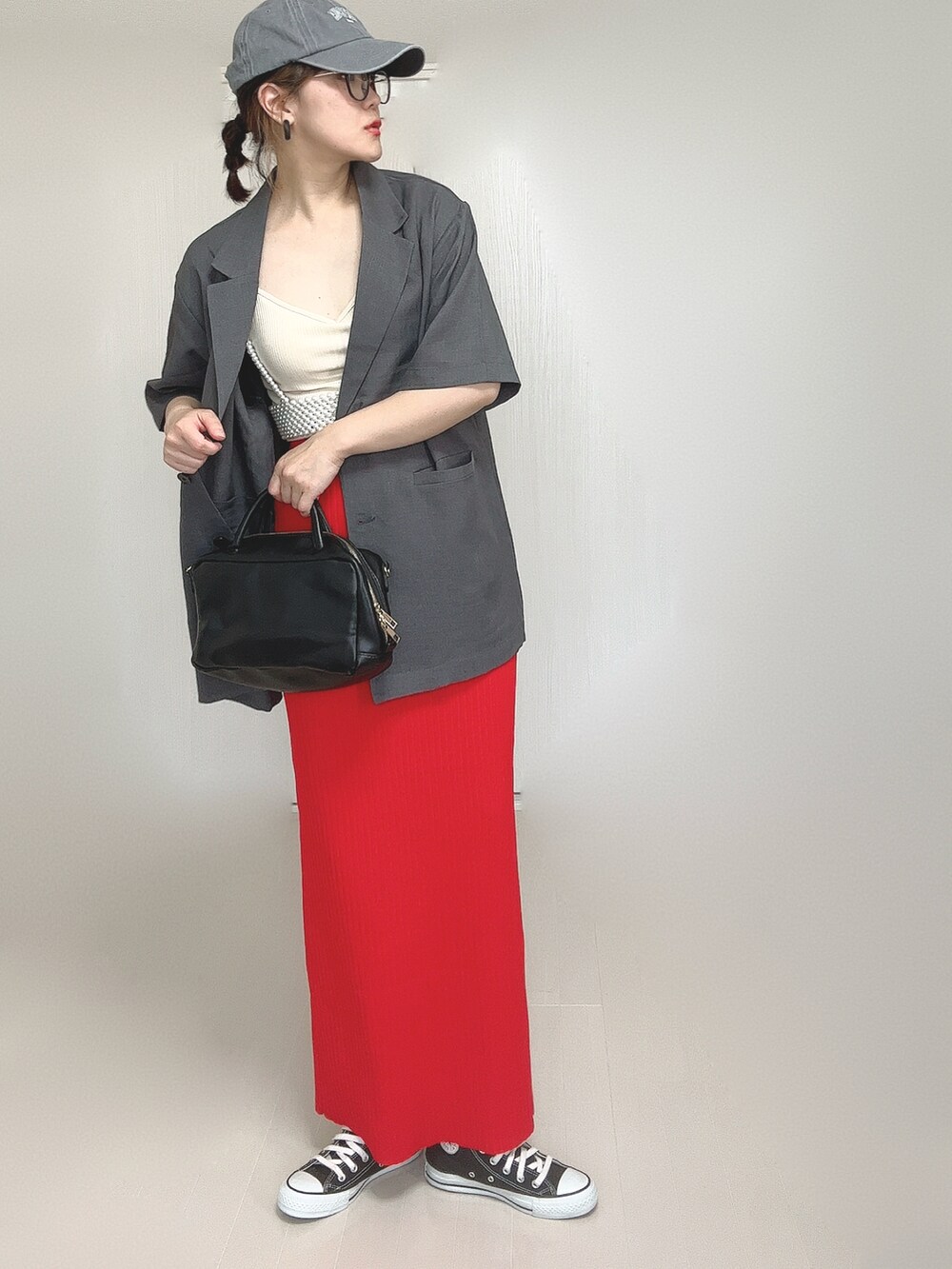 グレー系のテーラードジャケット、ホワイト系のキャミソール、ホワイト系のトートバッグを着用したレディースの夏コーディネートの4枚目の写真