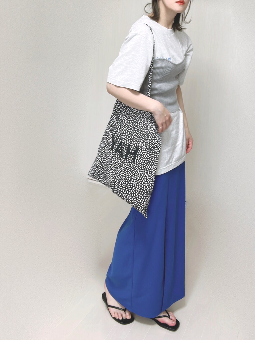 ベージュ系のTシャツ/カットソー、グレー系のチューブトップ、ブルー系のスカートを着用したレディースの夏コーディネートの5枚目の写真