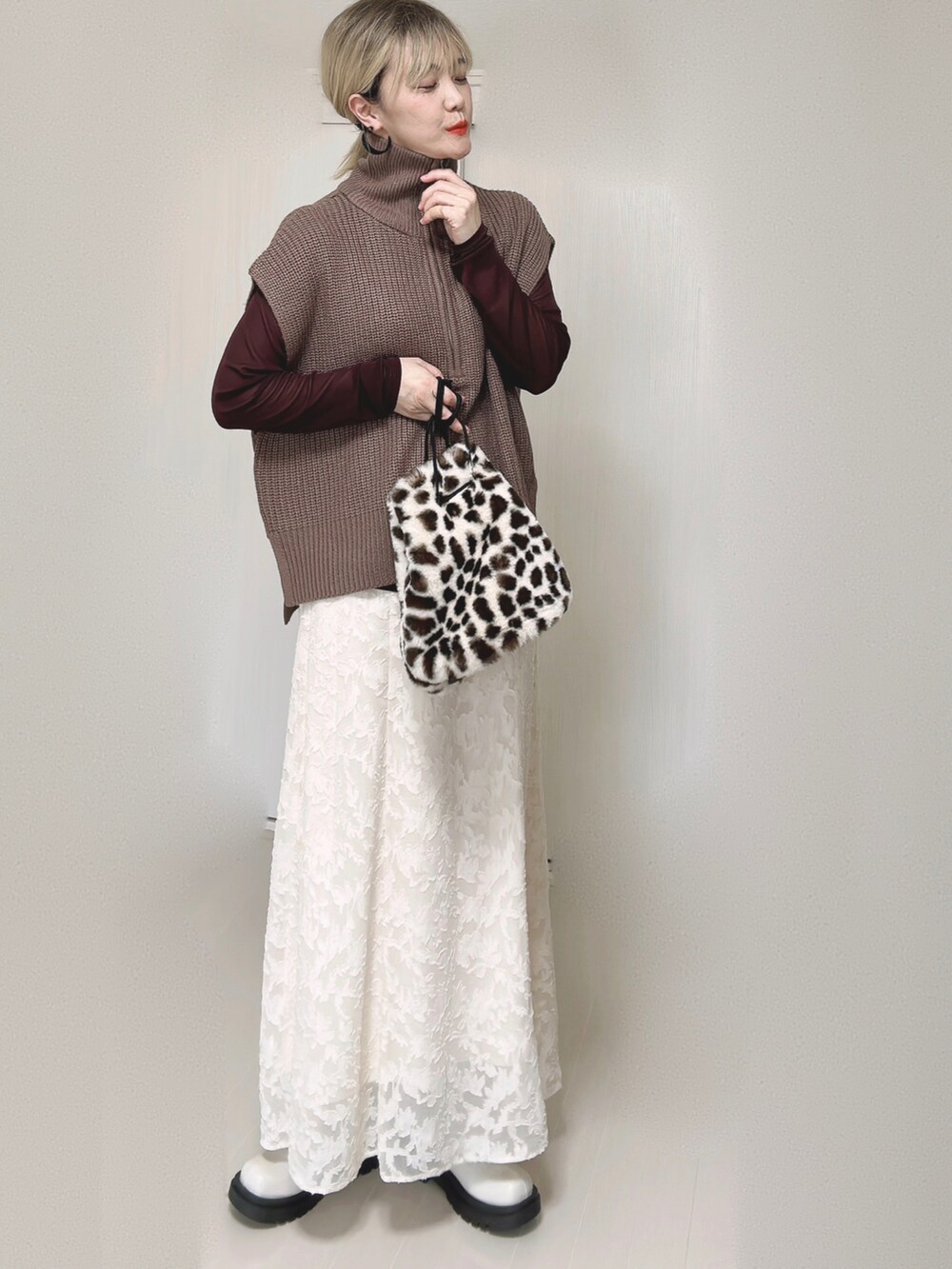 ブラウン系のベスト、ブラウン系のTシャツ/カットソー、その他のショルダーバッグを着用したレディースの秋コーディネートの4枚目の写真