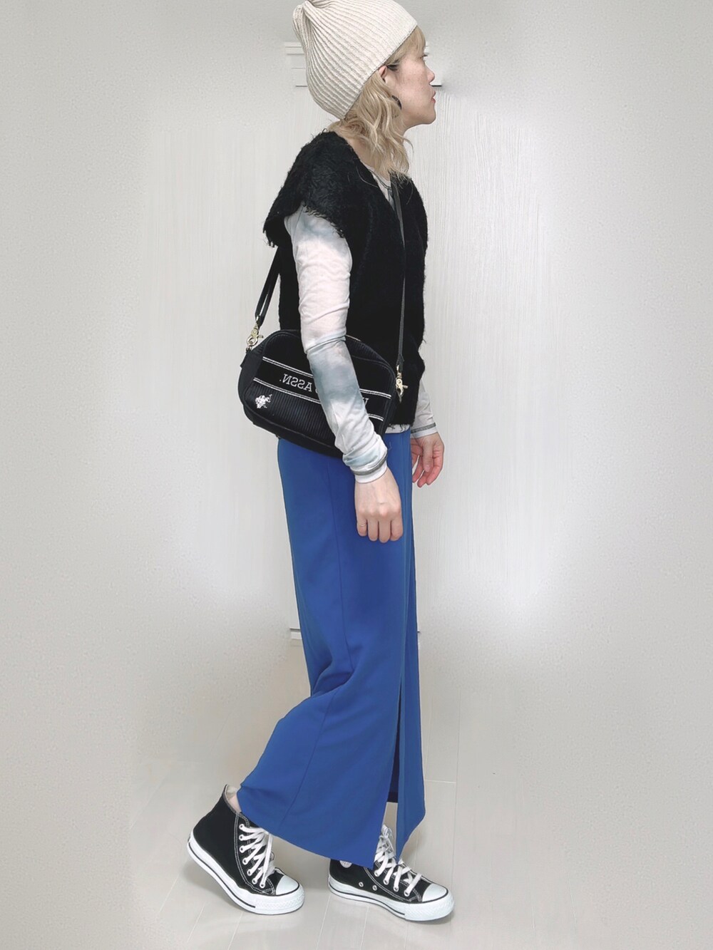 ブラック系のショルダーバッグ、ブラック系のベスト、その他のその他トップスを着用したレディースの秋コーディネートの3枚目の写真