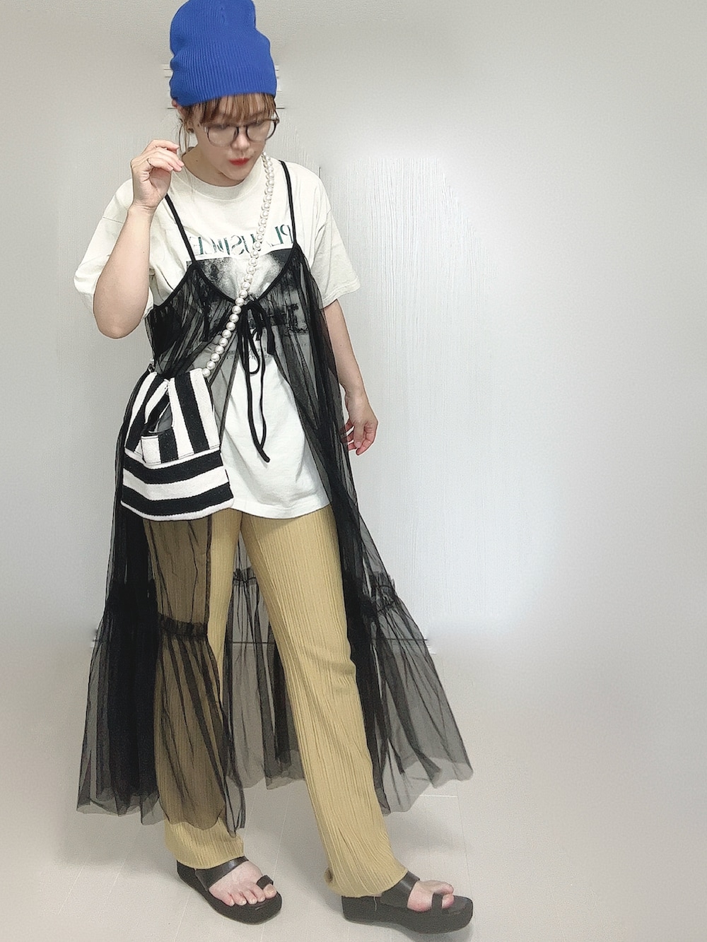 ホワイト系のTシャツ/カットソー、ホワイト系のショルダーバッグ、イエロー系のその他パンツを着用したレディースの夏コーディネートの5枚目の写真
