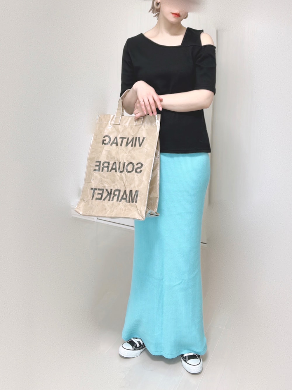 ブラック系のTシャツ/カットソー、ブルー系のスカート、グリーン系のトートバッグを着用したレディースの夏コーディネートの5枚目の写真