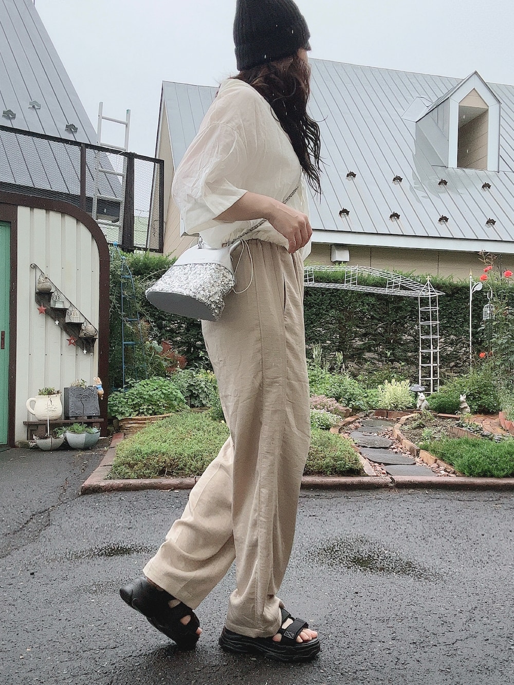 ホワイト系のシャツ/ブラウス、ベージュ系のその他パンツ、シルバー系のショルダーバッグを着用したレディースの夏コーディネートの2枚目の写真