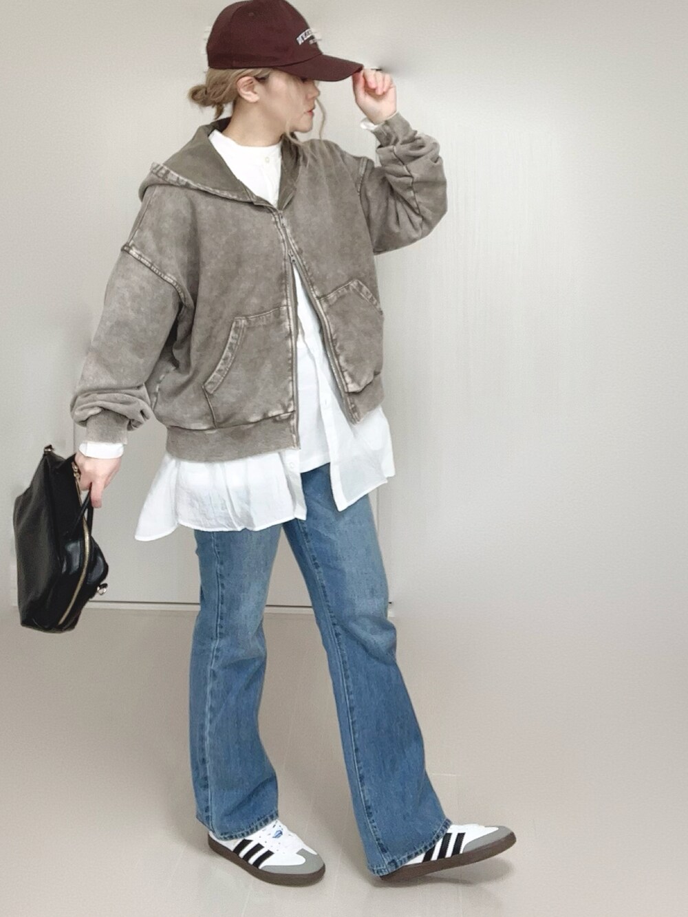 ブルー系のデニムパンツ、グレー系のパーカー、ホワイト系のTシャツ/カットソーを着用したレディースの春コーディネートの4枚目の写真