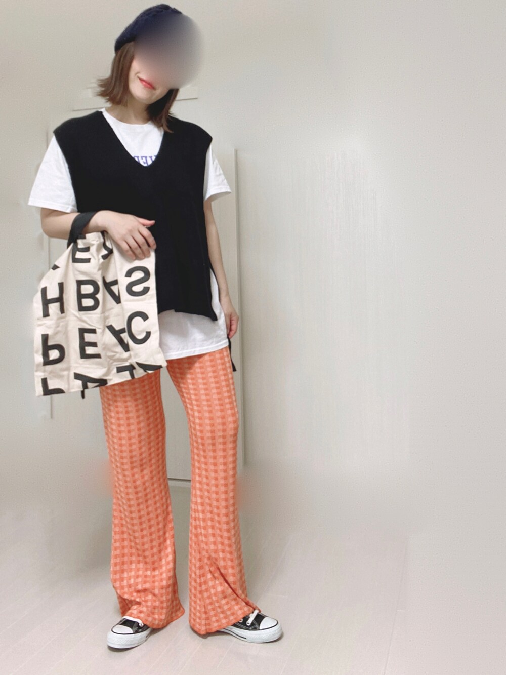 オレンジ系のその他パンツ、ホワイト系のTシャツ/カットソー、ブラック系のベストを着用したレディースの夏コーディネートの5枚目の写真