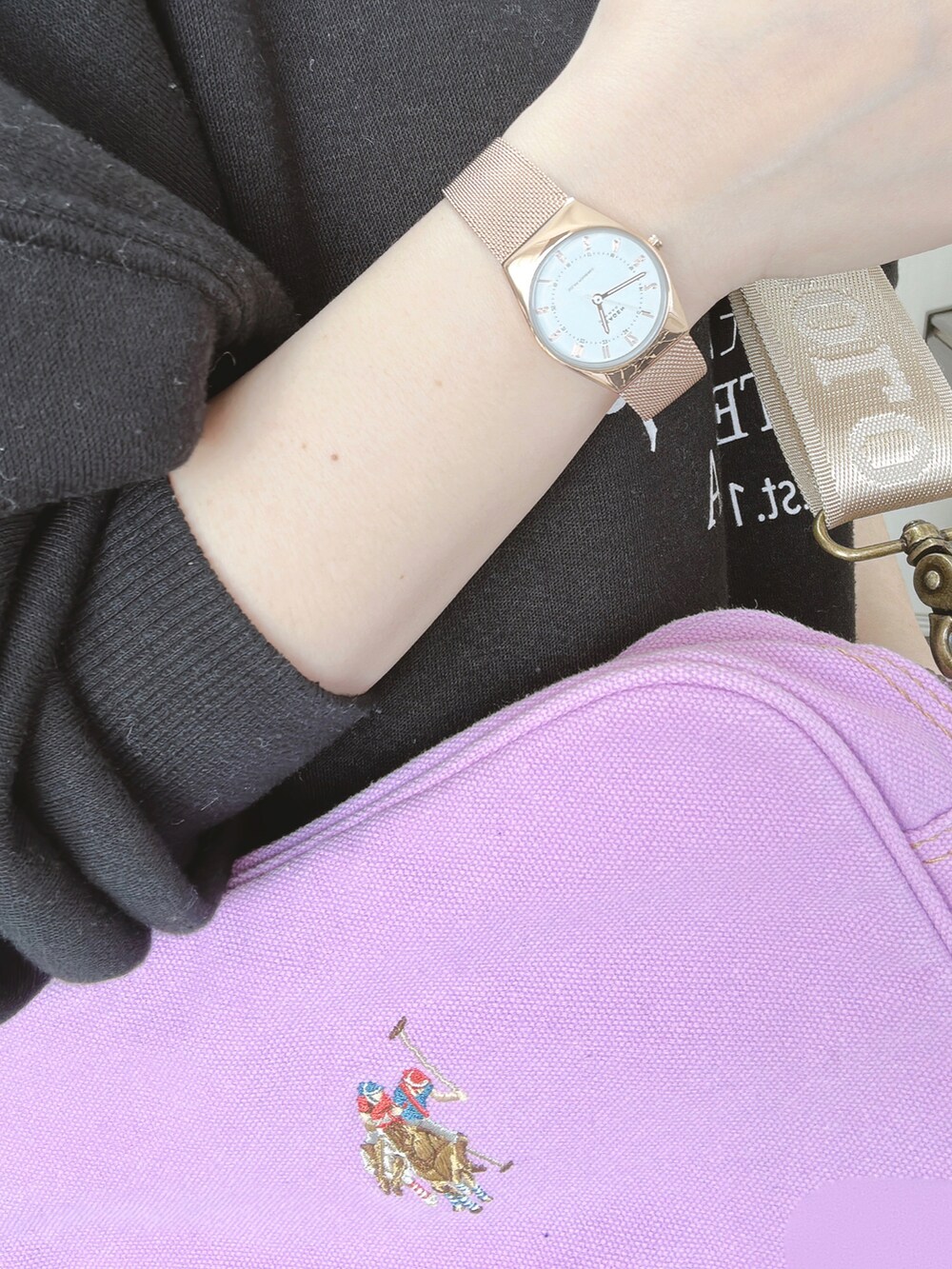 パープル系のショルダーバッグ、ブラック系のスウェット、ブラック系のスニーカーを着用したレディースの春コーディネートの3枚目の写真