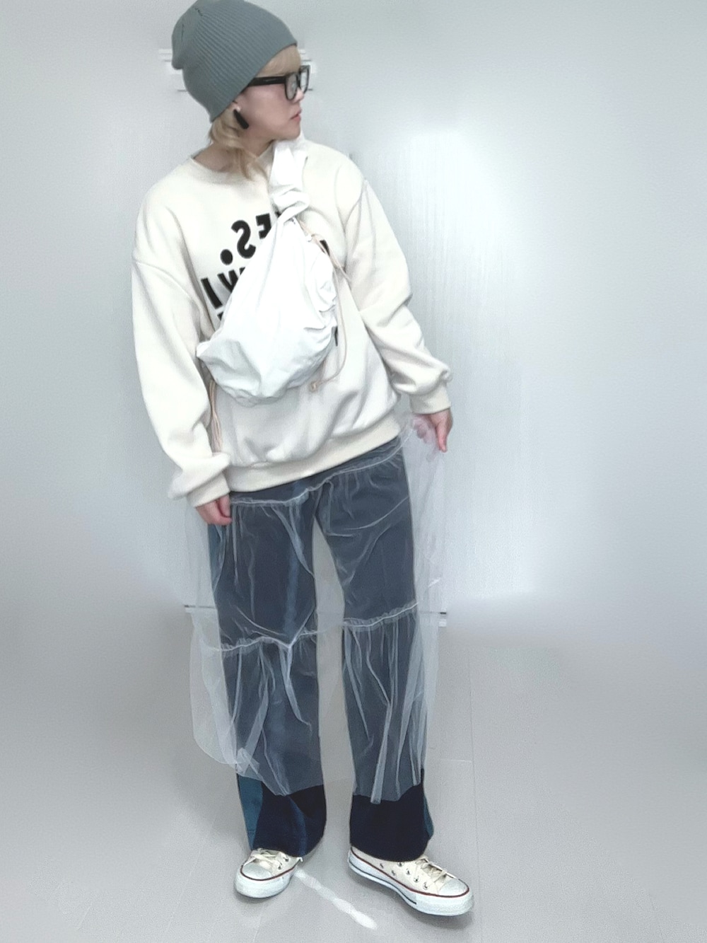 ホワイト系のショルダーバッグ、ブルー系のその他パンツ、ホワイト系のスカートを着用したレディースの冬コーディネートの2枚目の写真