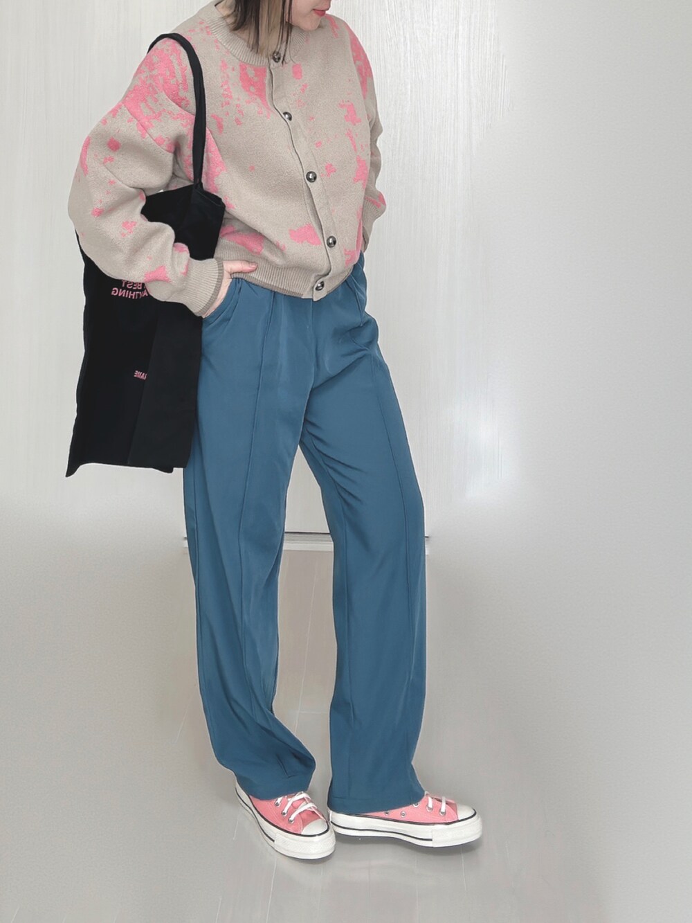 ベージュ系のカーディガン/ボレロ、ブラック系のトートバッグ、ブルー系のその他パンツを着用したレディースの秋コーディネートの4枚目の写真