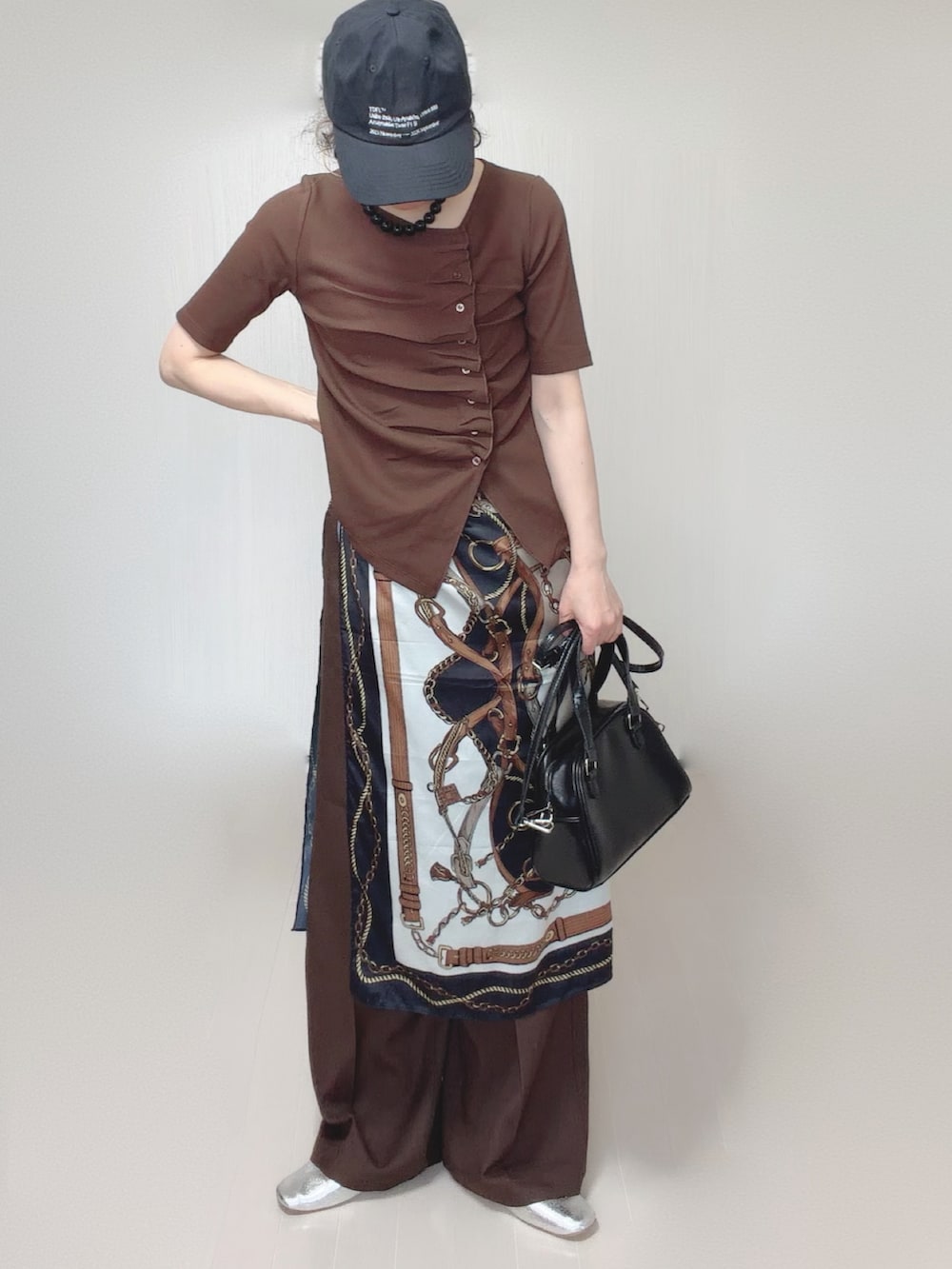 ブラウン系のTシャツ/カットソー、ブラウン系のその他パンツ、ブラック系のボストンバッグを着用したレディースの夏コーディネートの4枚目の写真