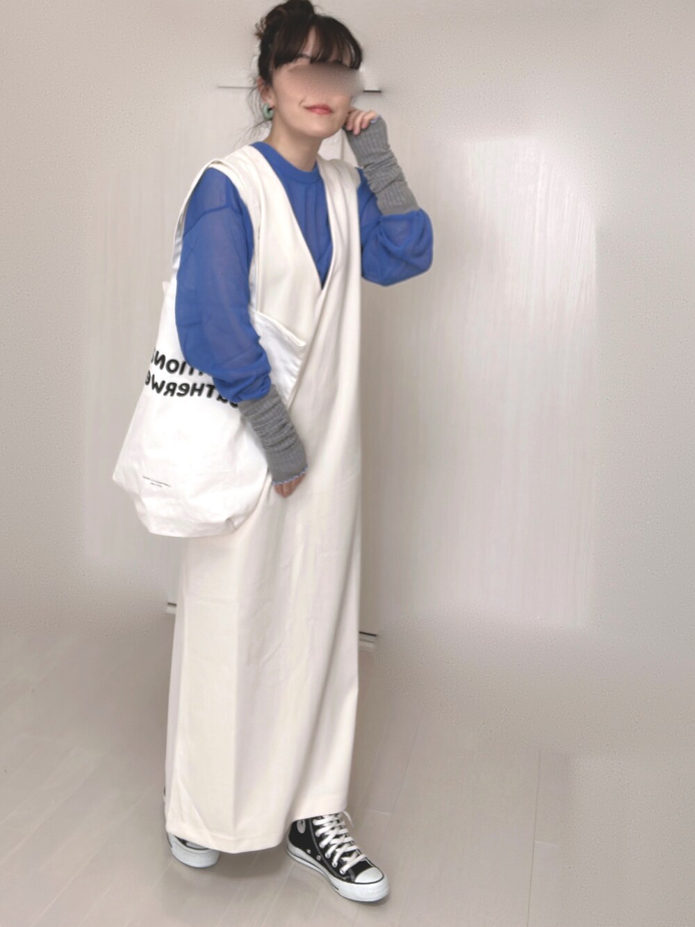 ホワイト系のワンピース、ブルー系のカーディガン/ボレロ、ホワイト系のトートバッグを着用したレディースの冬コーディネートの4枚目の写真