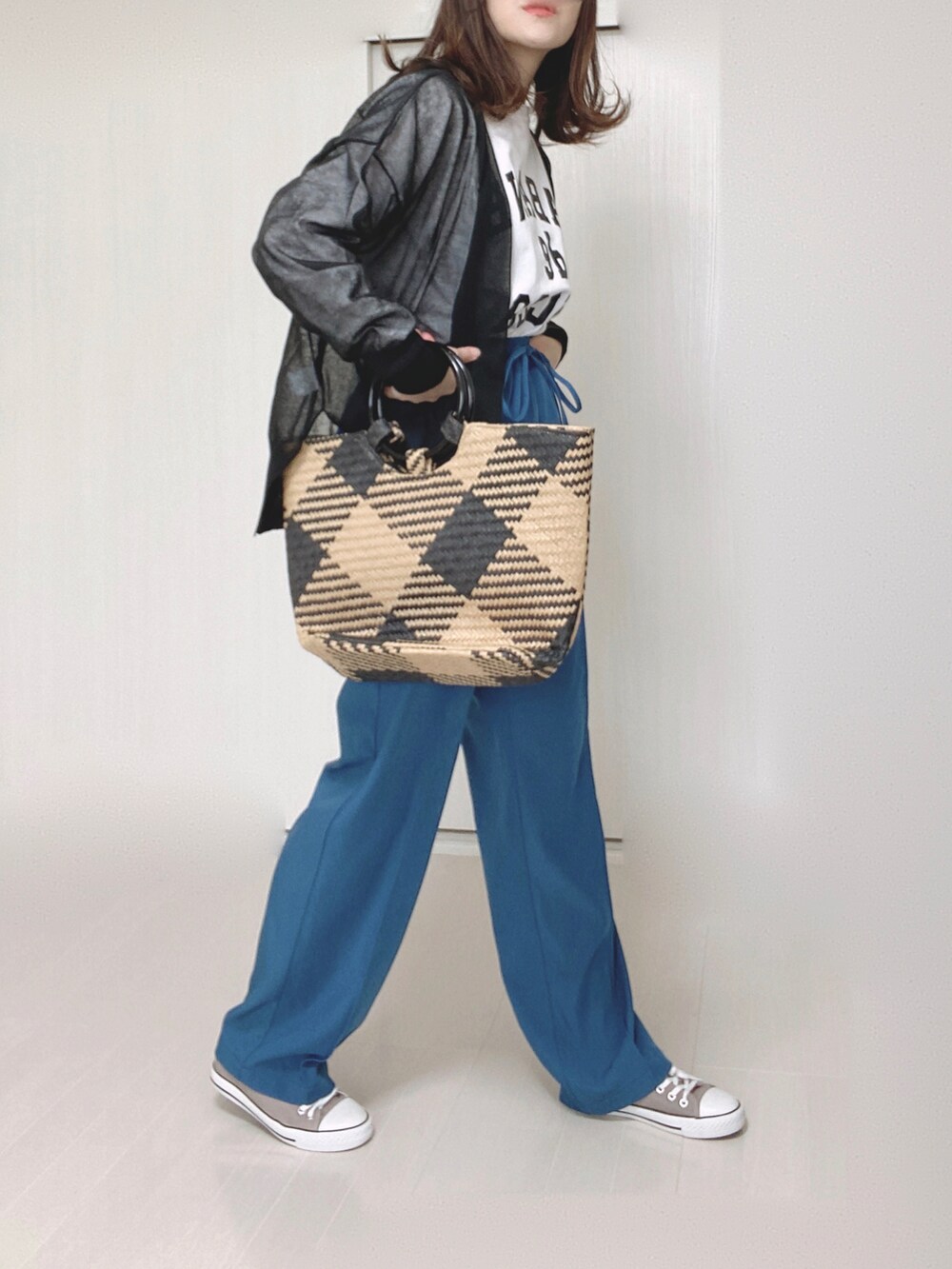 ブルー系のその他パンツ、ブラック系のカーディガン/ボレロ、ホワイト系のTシャツ/カットソーを着用したレディースの春コーディネートの2枚目の写真