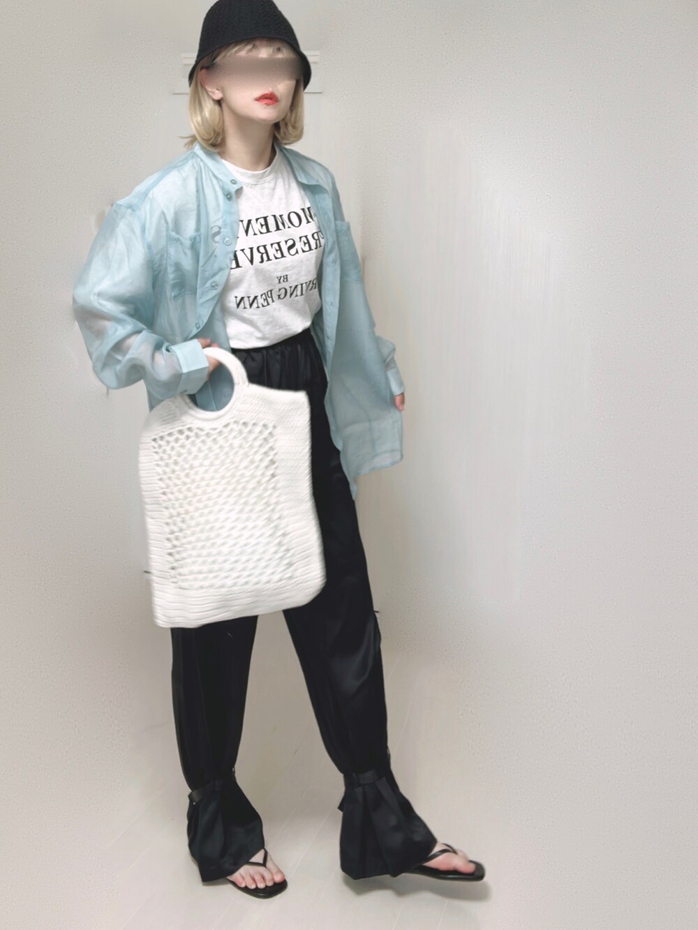 ブラック系のその他パンツ、ブルー系のシャツ/ブラウス、ブラック系のサンダルを着用したレディースの夏コーディネートの3枚目の写真