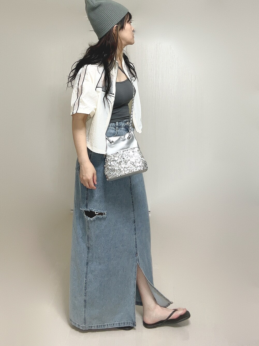 ホワイト系のブルゾン、グレー系のキャミソール、シルバー系のショルダーバッグを着用したレディースの夏コーディネートの2枚目の写真