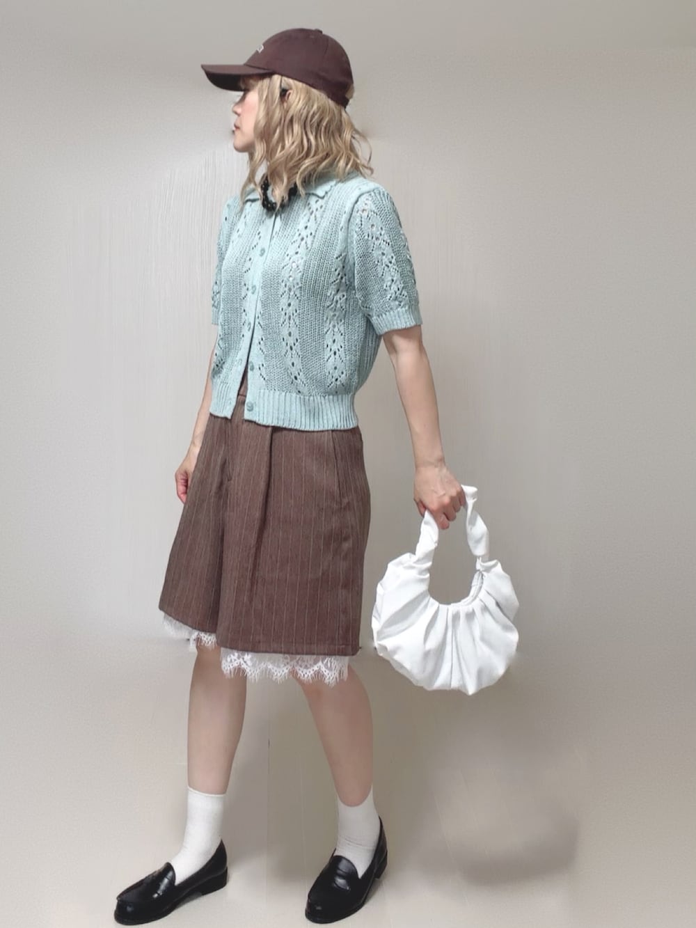グリーン系のカーディガン/ボレロ、ブラウン系のその他パンツ、ブラック系のローファーを着用したレディースの夏コーディネートの5枚目の写真