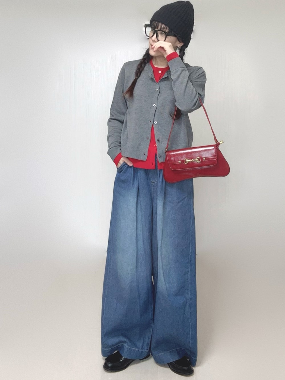 グレー系のカーディガン/ボレロ、ブラック系のローファー、ブルー系のデニムパンツを着用したレディースの春コーディネートの3枚目の写真