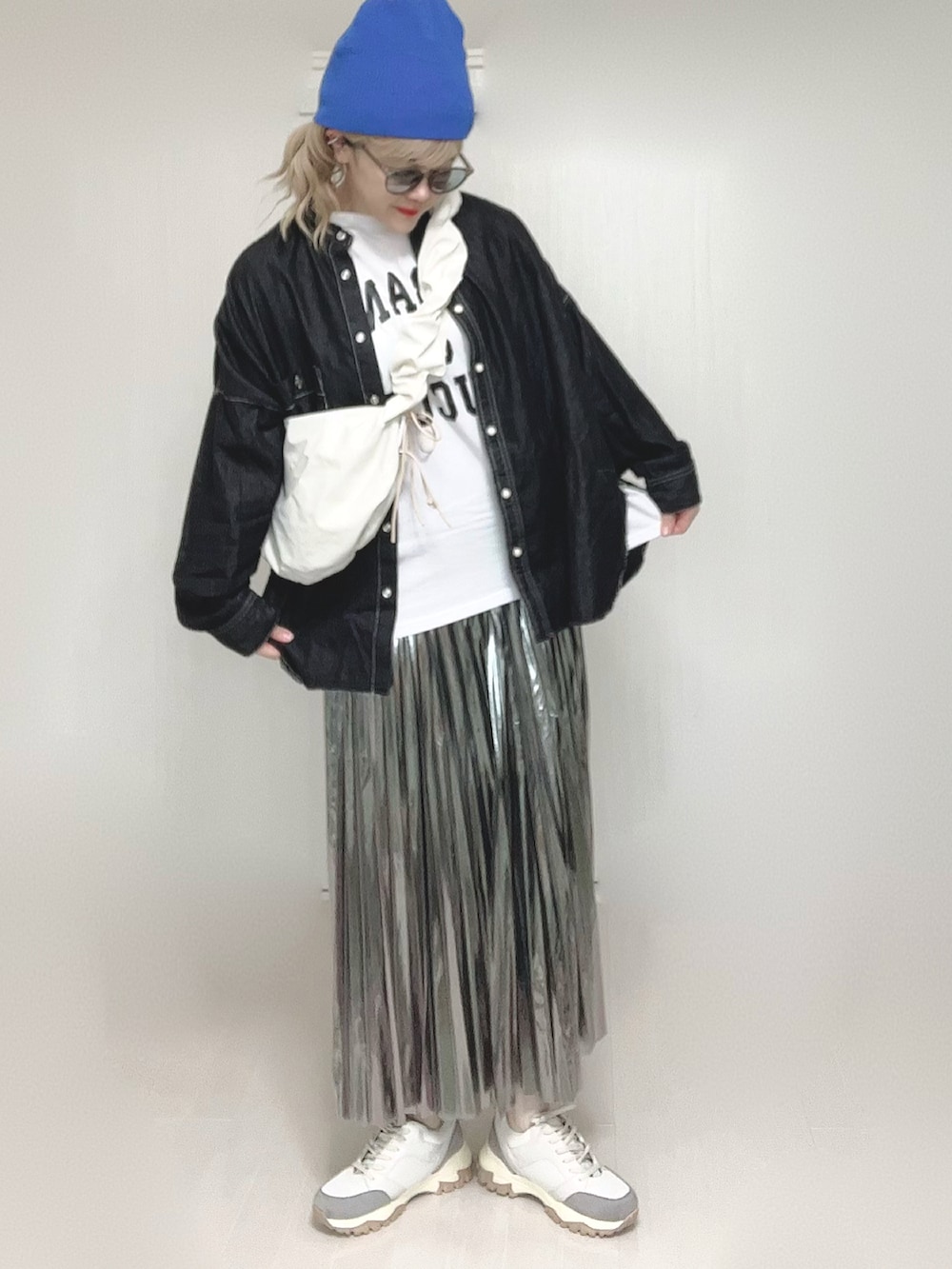 ブラック系のシャツ/ブラウス、ホワイト系のショルダーバッグ、ホワイト系のTシャツ/カットソーを着用したレディースの春コーディネートの2枚目の写真