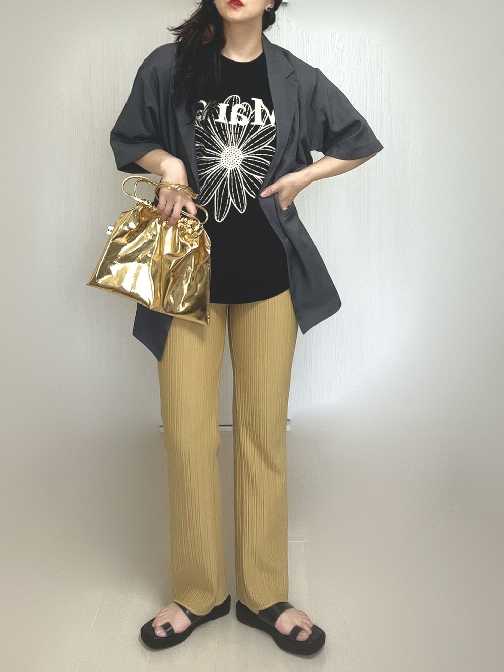 グレー系のテーラードジャケット、ブラック系のTシャツ/カットソー、ゴールド系のショルダーバッグを着用したレディースの夏コーディネートの5枚目の写真