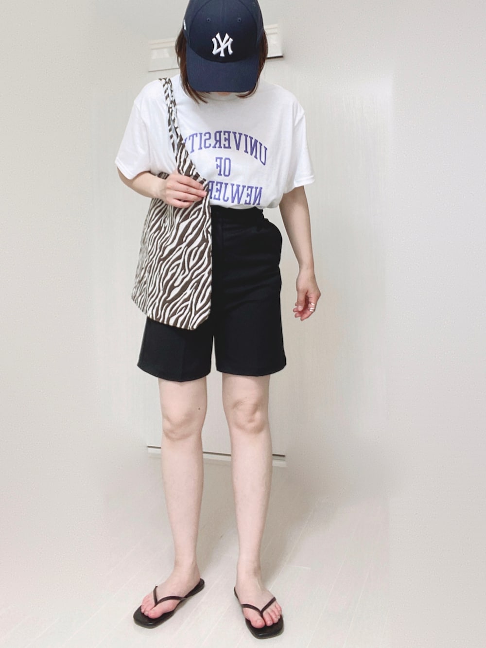 ブラック系のその他パンツ、ホワイト系のTシャツ/カットソー、ブラック系のショルダーバッグを着用したレディースの夏コーディネートの4枚目の写真