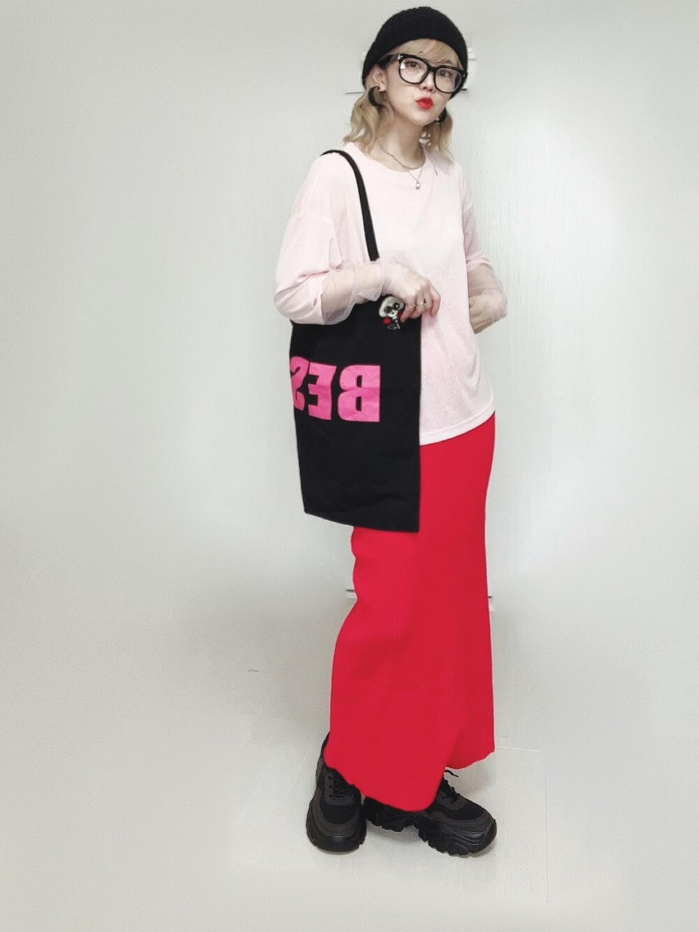 ピンク系のTシャツ/カットソー、ブラック系のトートバッグ、レッド系のスカートを着用したレディースの春コーディネートの3枚目の写真