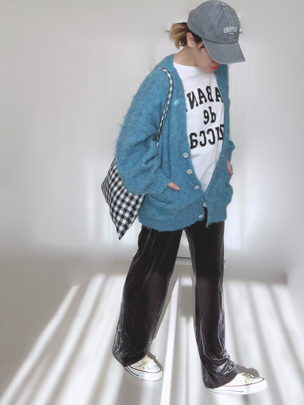 グレー系のその他パンツ、ホワイト系のTシャツ/カットソー、ホワイト系のスニーカーを着用したレディースの冬コーディネートの2枚目の写真