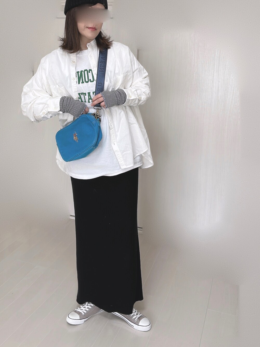 ブルー系のショルダーバッグ、ホワイト系のシャツ/ブラウス、ホワイト系のTシャツ/カットソーを着用したレディースの冬コーディネートの2枚目の写真