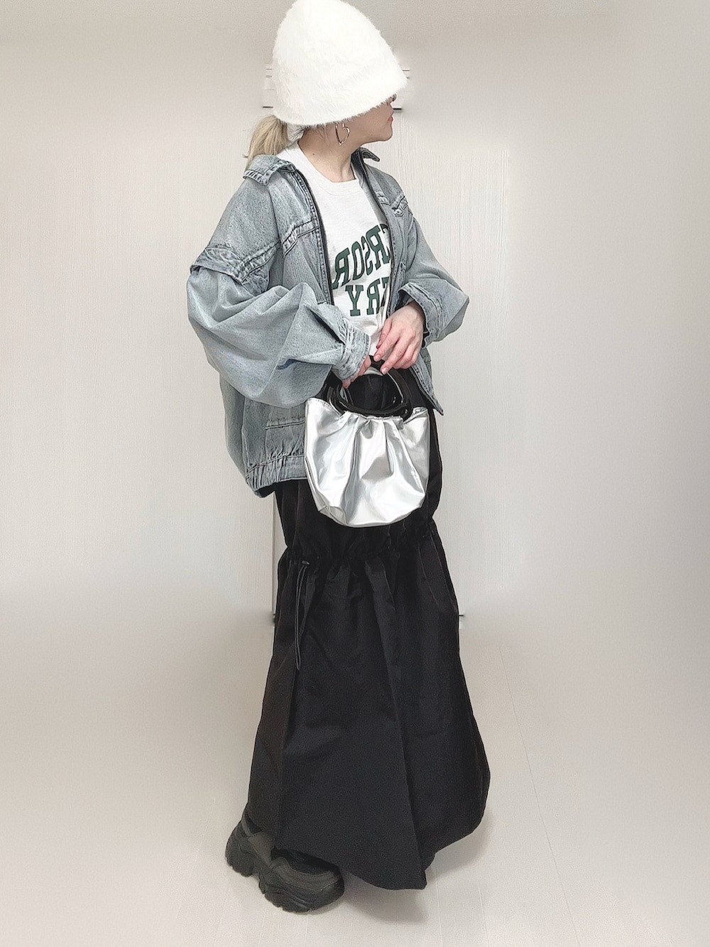 ブルー系のブルゾン、ブラック系のスカート、ブラック系のスニーカーを着用したレディースの春コーディネートの4枚目の写真