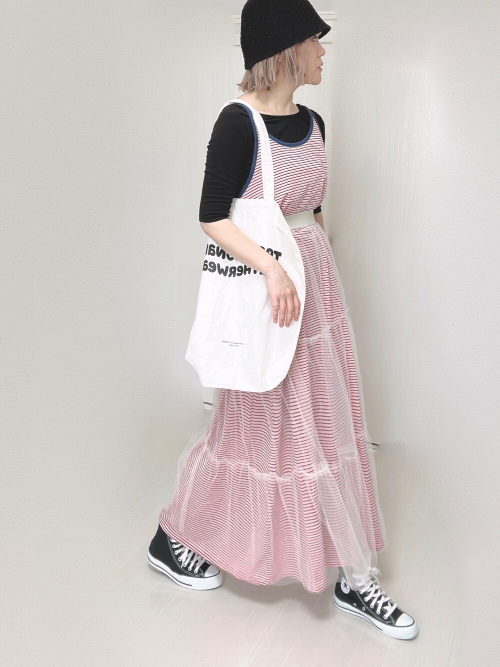 ピンク系のワンピース、ブラック系のTシャツ/カットソー、ホワイト系のトートバッグを着用したレディースの夏コーディネートの4枚目の写真