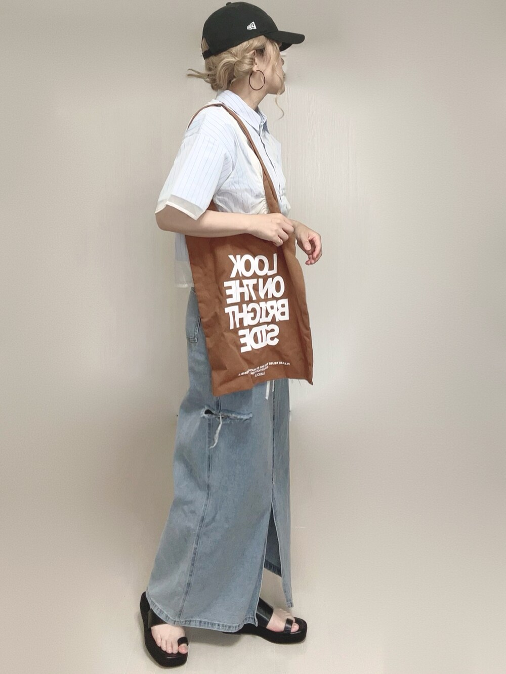 ホワイト系のシャツ/ブラウス、ブラック系のサンダル、ブラウン系のトートバッグを着用したレディースの夏コーディネートの2枚目の写真