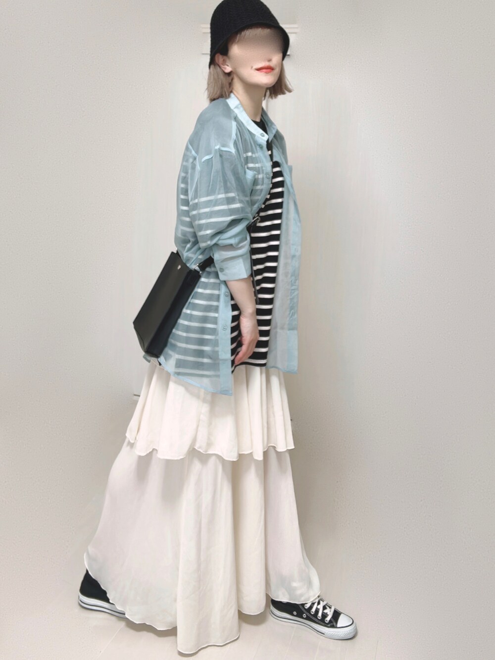 ブラック系のTシャツ/カットソー、ブルー系のシャツ/ブラウス、ブラック系のショルダーバッグを着用したレディースの夏コーディネートの5枚目の写真