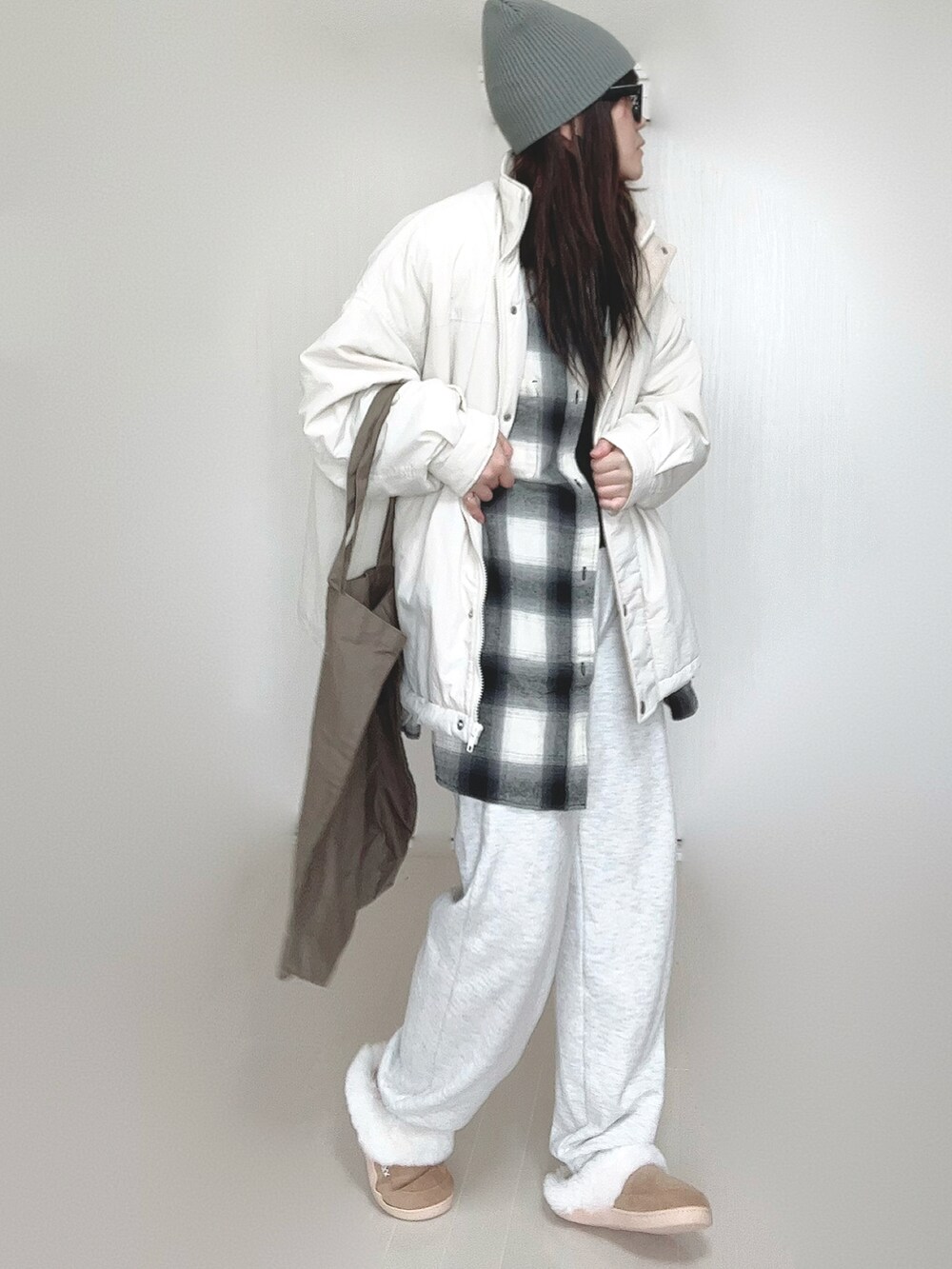 ホワイト系のブルゾン、ホワイト系のシャツ/ブラウス、ブラウン系のトートバッグを着用したレディースの秋コーディネートの4枚目の写真