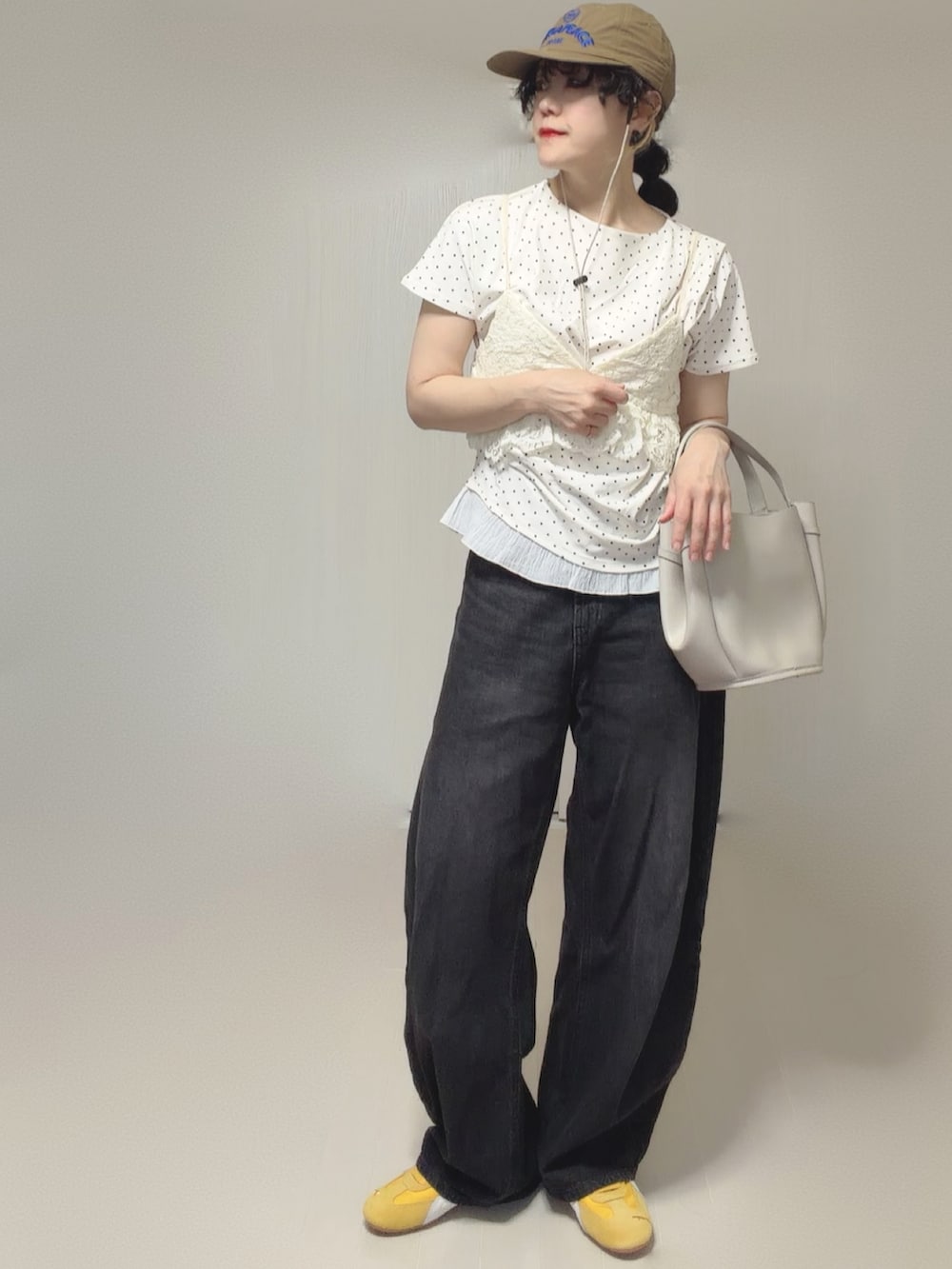 ホワイト系のTシャツ/カットソー、ブラック系のデニムパンツ、ホワイト系のキャミソールを着用したレディースの春コーディネートの4枚目の写真
