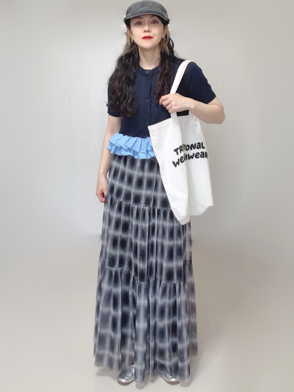 ブルー系のカーディガン/ボレロ、ブラック系のスカート、シルバー系のパンプスを着用したレディースの春コーディネートの5枚目の写真