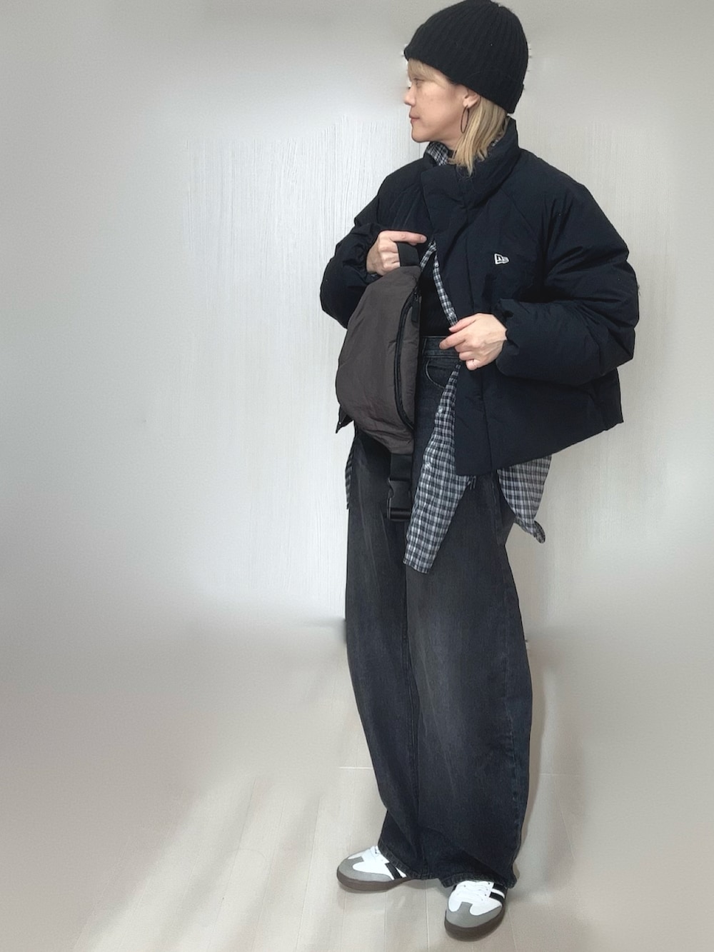 ブラック系のシャツ/ブラウス、ブラック系のニット/セーター、ブラック系のデニムパンツを着用したレディースの冬コーディネートの3枚目の写真