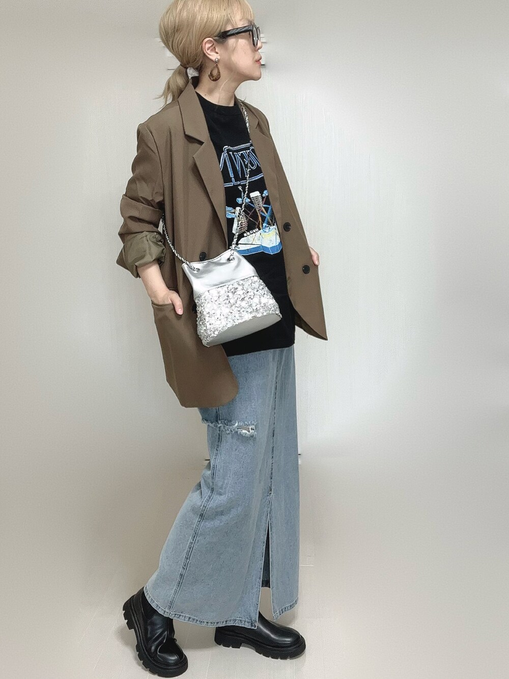 ブラック系のブーツ、ブラウン系のテーラードジャケット、ブラック系のTシャツ/カットソーを着用したレディースの秋コーディネートの4枚目の写真