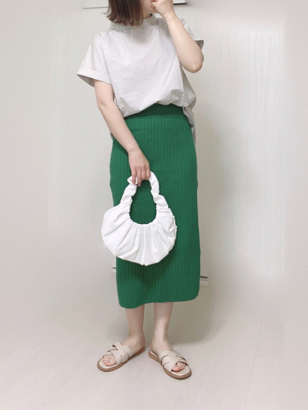 グレー系のシャツ/ブラウス、ホワイト系のサンダル、グリーン系のスカートを着用したレディースの夏コーディネートの5枚目の写真