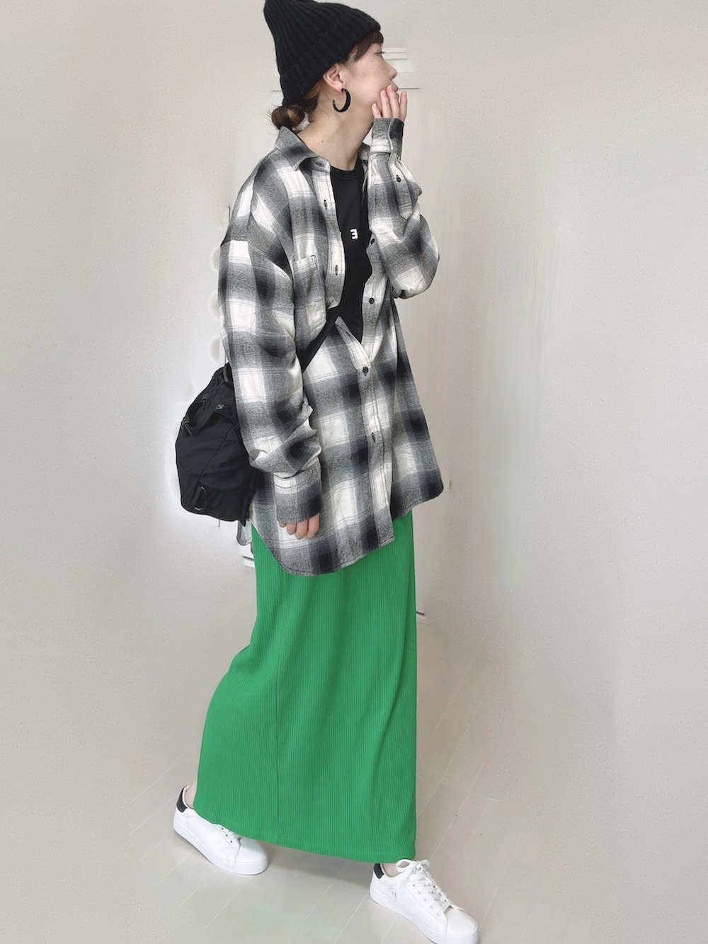 ホワイト系のシャツ/ブラウス、ブラック系のTシャツ/カットソー、ブラック系のショルダーバッグを着用したレディースの秋コーディネートの4枚目の写真