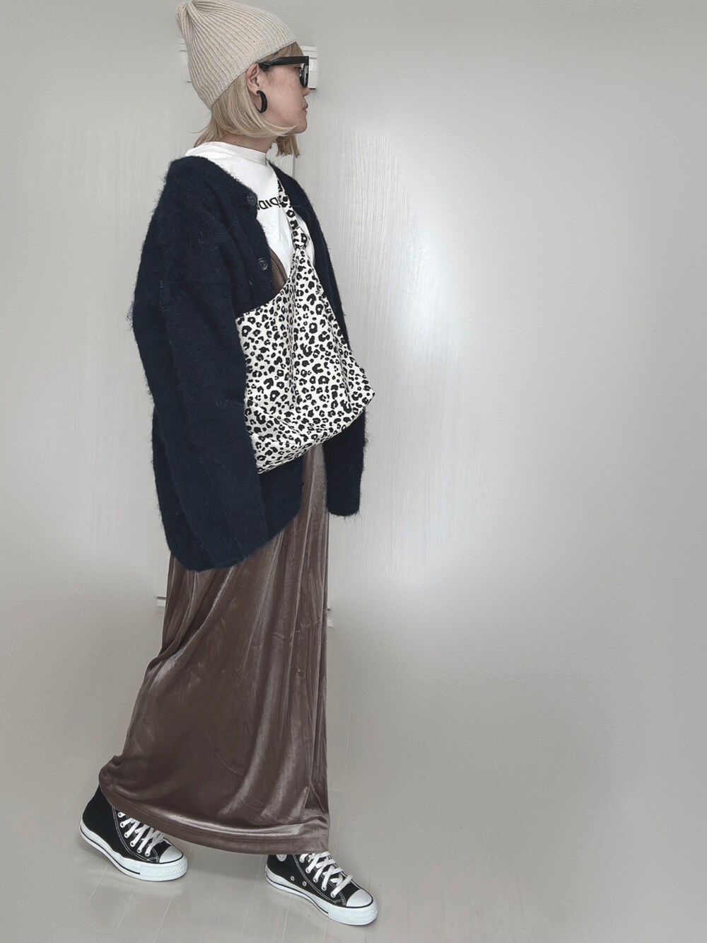 ブルー系のカーディガン/ボレロ、ホワイト系のトートバッグ、ブラウン系のワンピースを着用したレディースの秋コーディネートの2枚目の写真