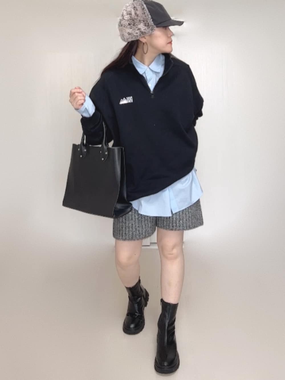 ブラック系のトートバッグ、ブラック系のブーツ、ブラック系のスウェットを着用したレディースの秋コーディネートの4枚目の写真