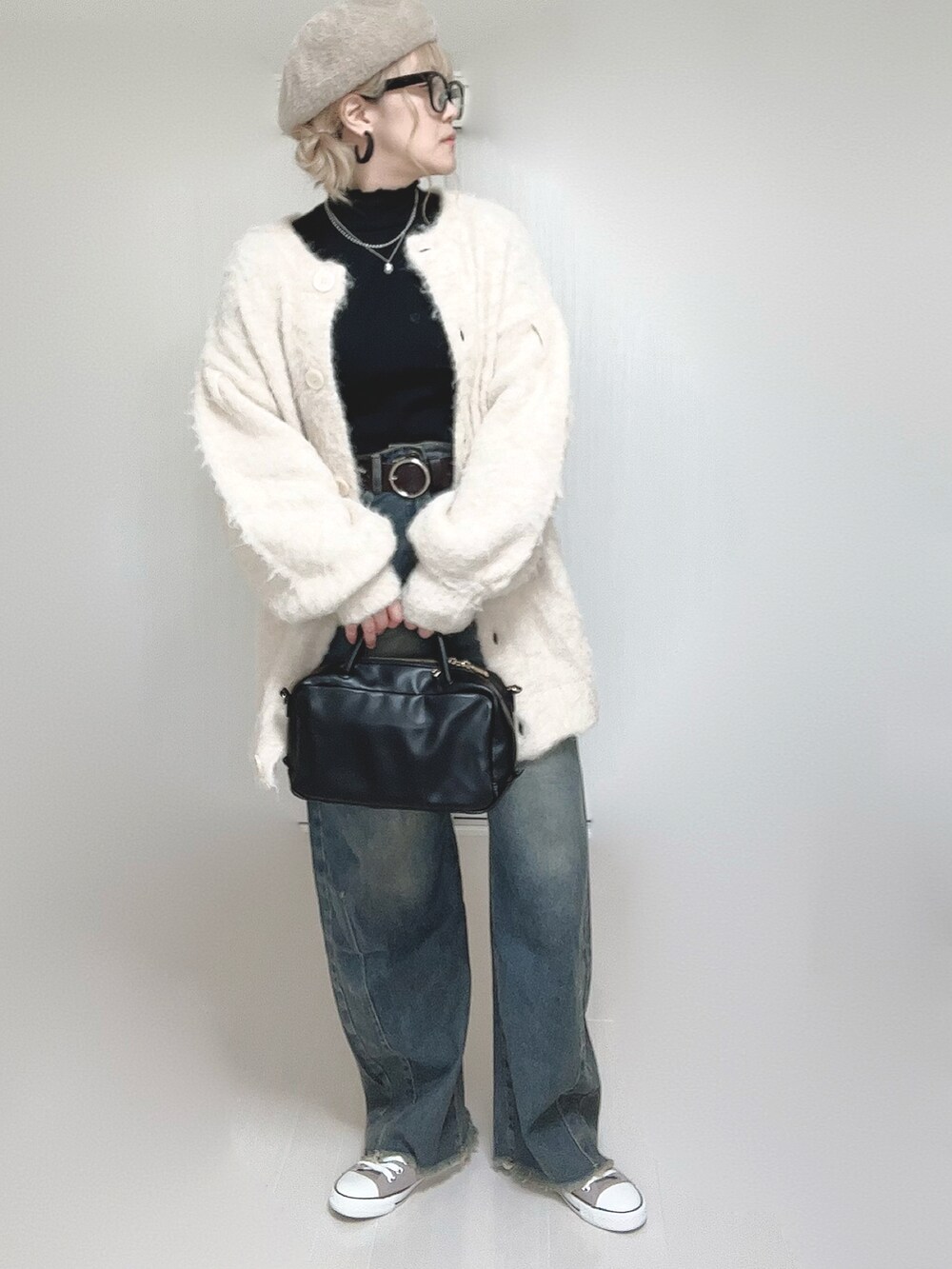 ブラック系のTシャツ/カットソー、ベージュ系のカーディガン/ボレロ、ブラック系のボストンバッグを着用したレディースの秋コーディネートの5枚目の写真